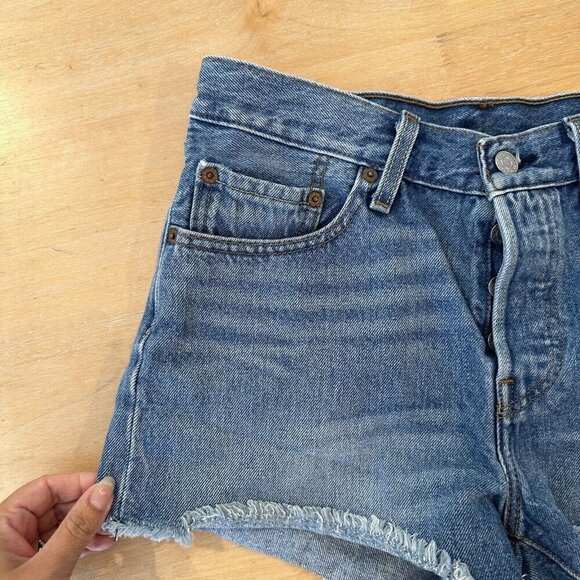 Levis 501 Cutofff Shorts Womens Blue Denim Medium Wash Button Fly Raw Hem Sz 27 - Picture 2 of 10